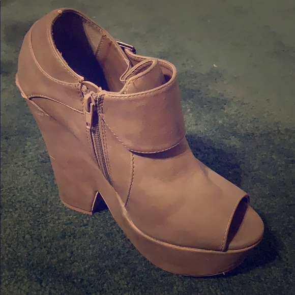 Tan booties - Picture 2 of 3
